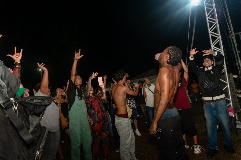 Nego Max canta com o público no gramado da Praça do Preto Velho, em 2023, durante a 5ª Afronta Pretinhosidade. Foto: Tero Queiroz 