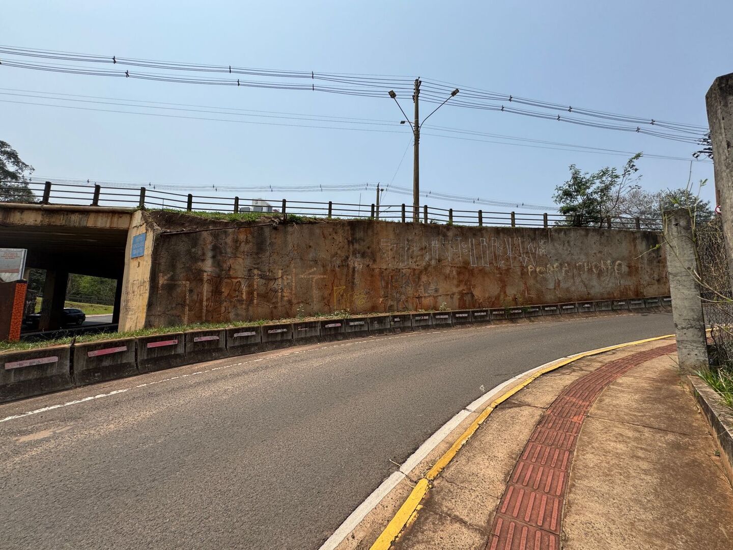 Viaduto antes da realização do mural de Berg continha arte de rua. Foto: Reprodução