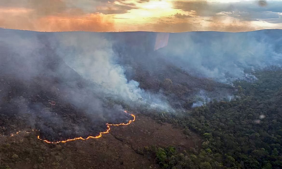 Parque Nacional e reservas privadas têm focos em Alto Paraíso de Goiás.  CBMGO/Divulgação