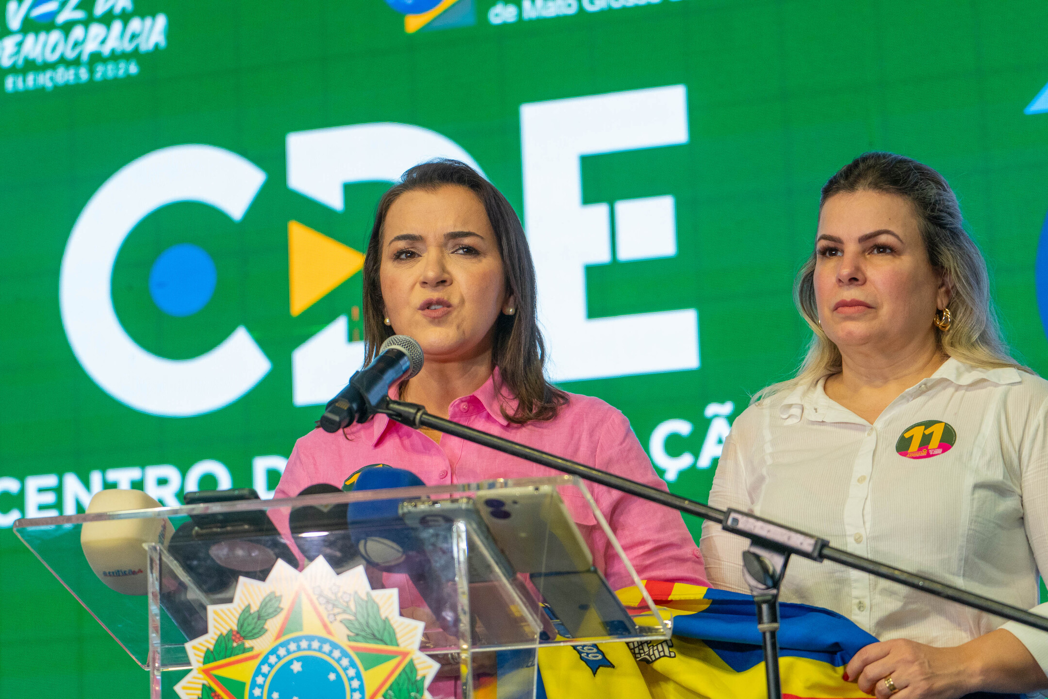 Adriane Lopes e sua vice, Camilla, durante coletiva à imprensa após anúncio do resultado eleitoral. Foto: Tero Queiroz 