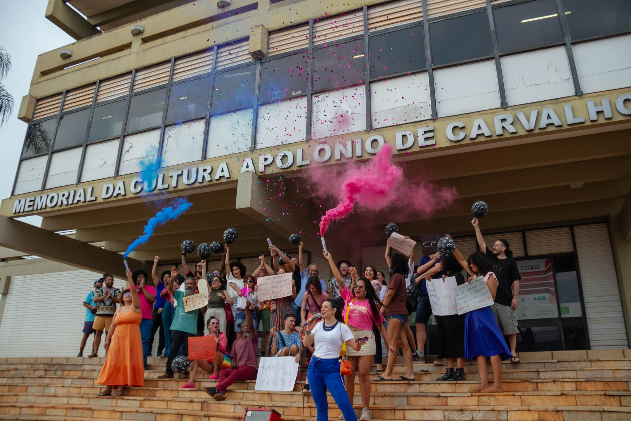 Protesto teve início em frente ao prédio da FCMS e Setesc. Foto: Tero Queiroz