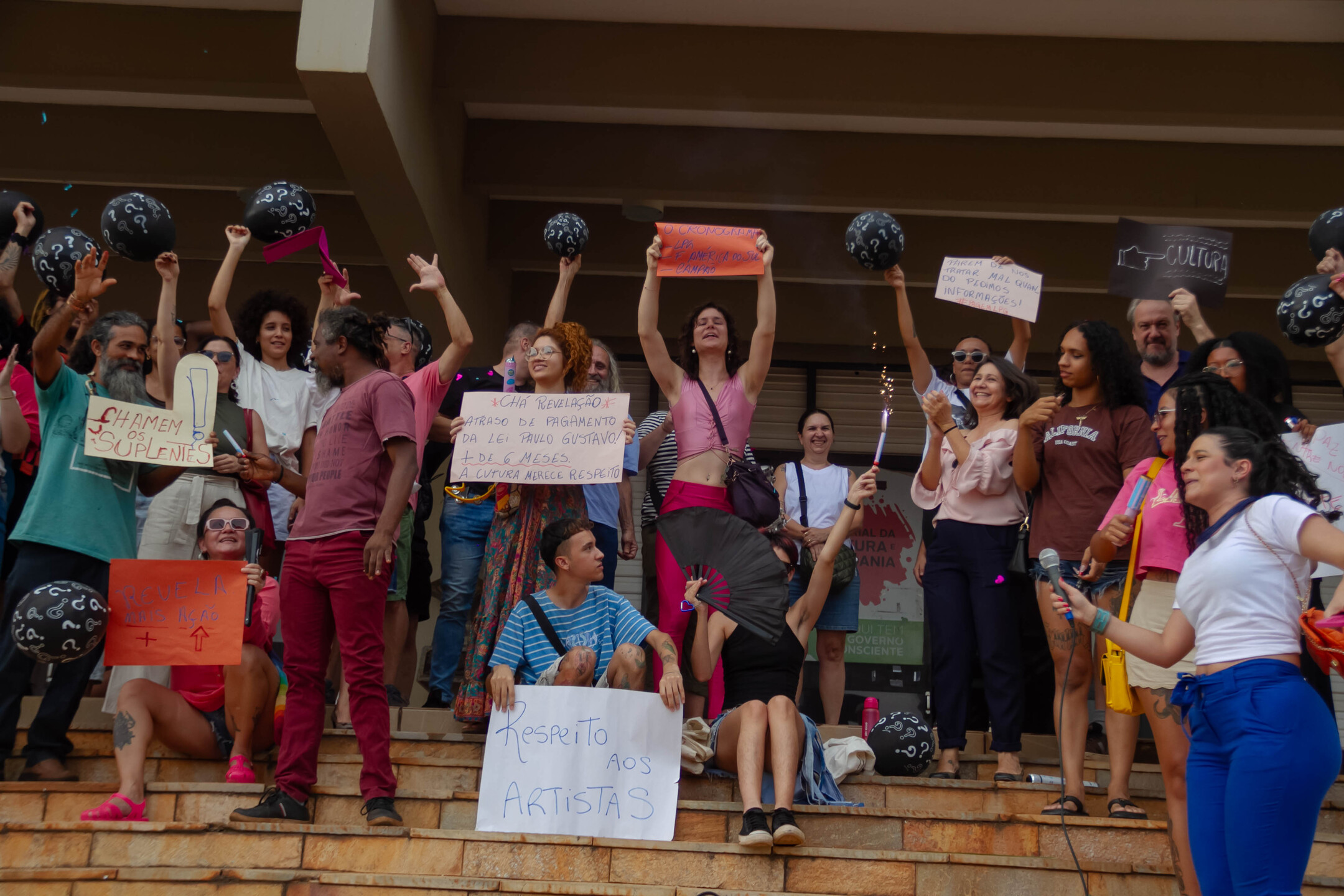 Vereadora Luiza Ribeiro compareceu ao protesto de agentes culturais contra a má gestão da cultura em MS. Foto: Tero Queiroz 