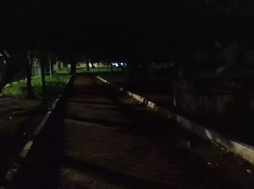 A falta de iluminação deixou as pistas de caminhada e quadras na escuridão.