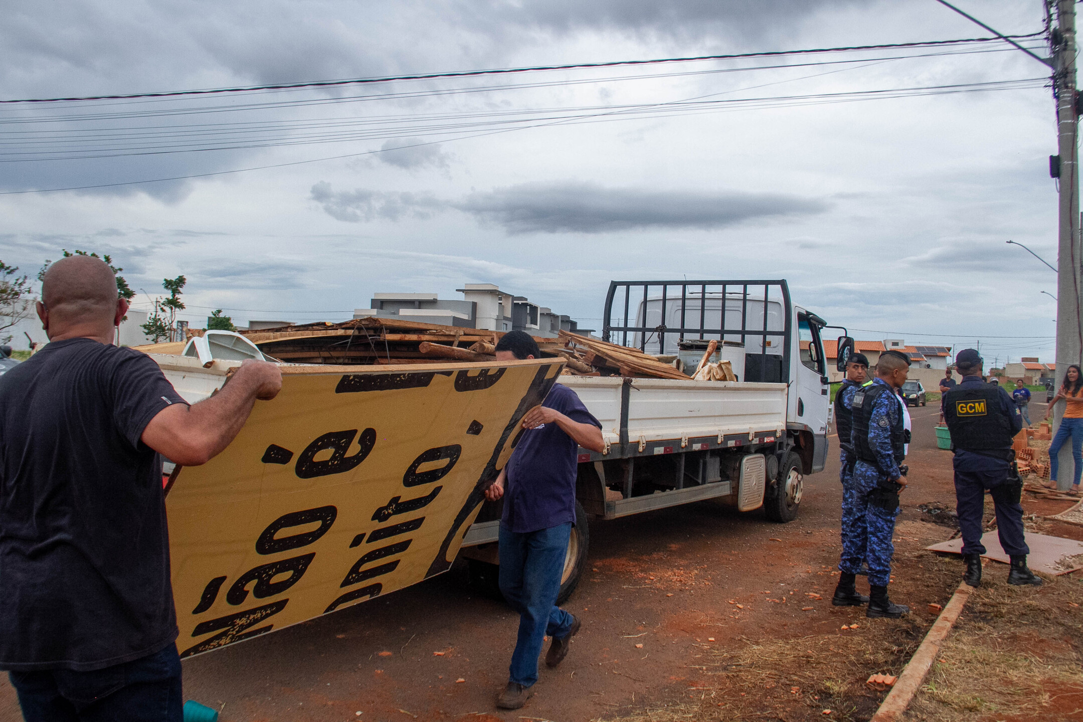 Após patrolarem as casas, funcionários contratados com caminhão, carregaram os materiais para a prefeitura. Foto: Tero Queiroz 