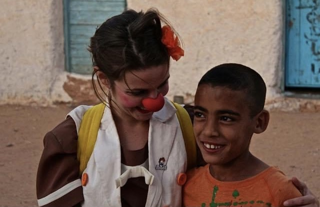 Aline Moreno atendendo ao público infantil no campo de refugiados. Foto: Arquivo