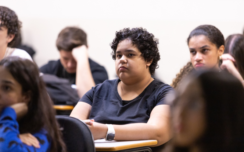 Priscila, atenta durante a formação contra desinformação oferecida na UNIDERP. Foto: Holofote Estúdio