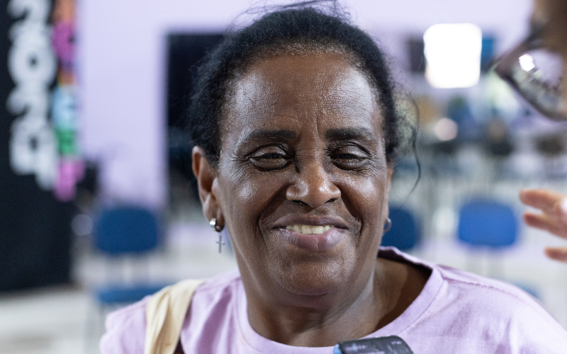 Maria Divina da Silva Moreira, 62 anos, após a formação na ACIESP, oferecida pelo TeatrineTV e pela Énois. Foto: Holofote Estúdio