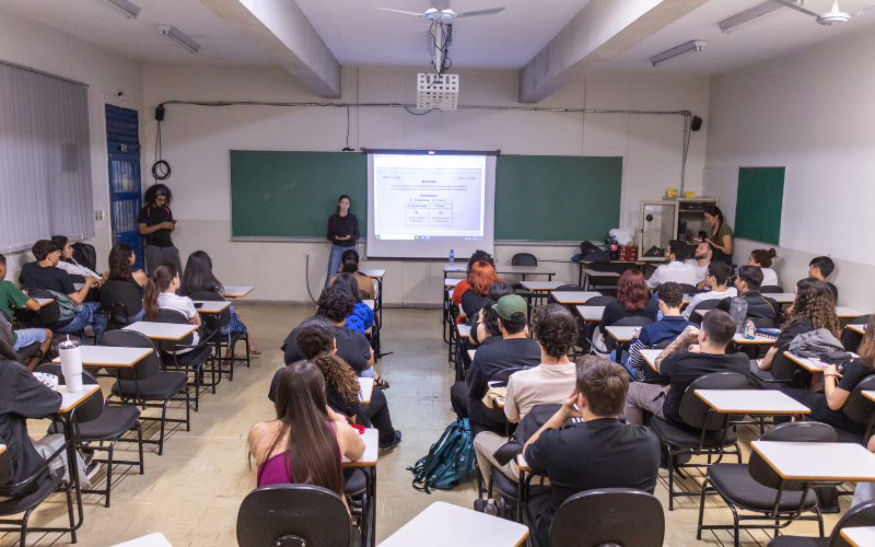 Formação para a turma de Publicidade e Propaganda da UNIDERP. Foto: Holofote Estúdios