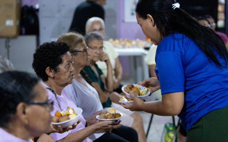 Distribuição de lanche por uma colaboradora da ACIESP. Foto: Holofote Estúdios