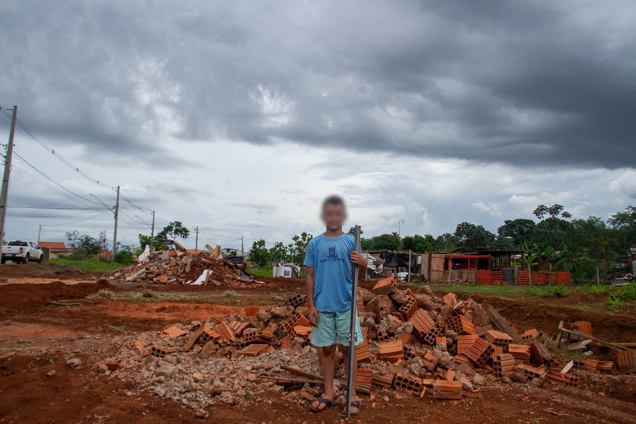 Vinícius, de 9 anos, contou que sua casa era há poucos metros desses escombros. Foto: Tero Queiroz