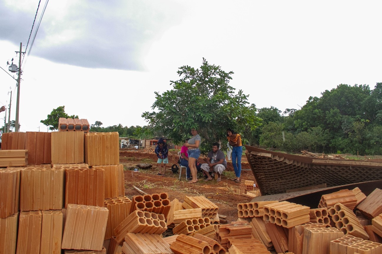 Famílias  se abrigam sob árvore quanto começava a chover no Tarumã. Foto: Tero Queiroz