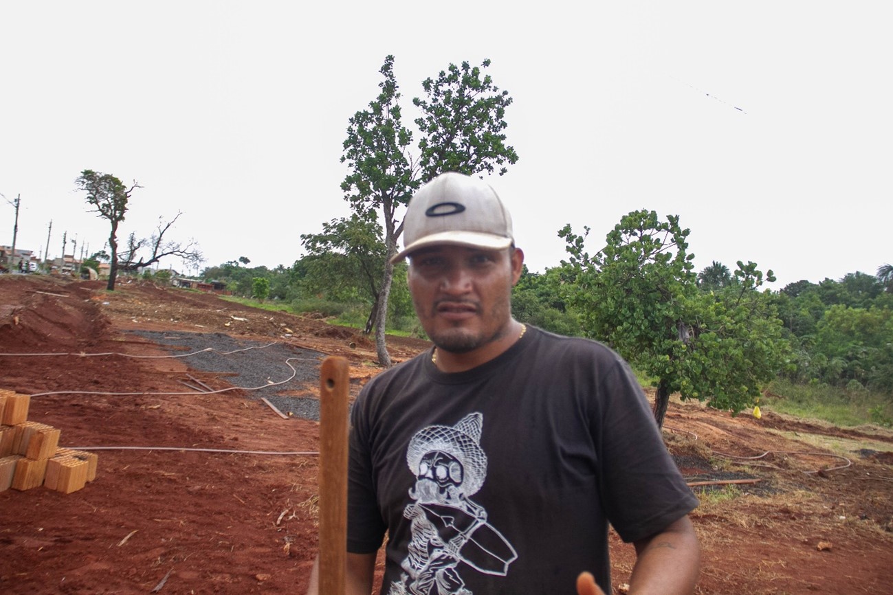 Rafael recebeu terreno como pagamento por serviços, mas a prefeitura derrubou sua casa, sem lhe dar qualquer indenização. Foto: Tero Queiroz