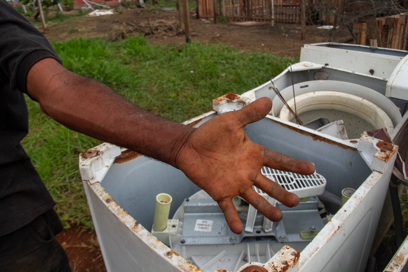 Ambrósio mostra sua mão calejada, com a qual construiu sua casa derrubada a mando da prefeita Adriane Lopes que segundo ele, é a mãe da mentira. Foto: Tero Queiroz