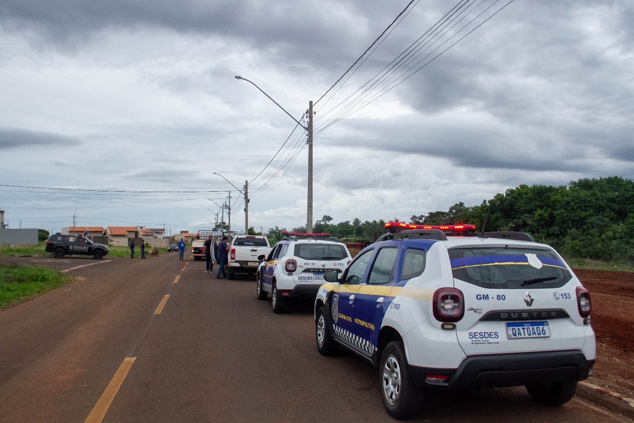 Diversos carros da Semadur, Guarda Municipal e Polícia Militar auxiliaram no despejo das famílias no Tarumã. Foto: Tero Queiroz