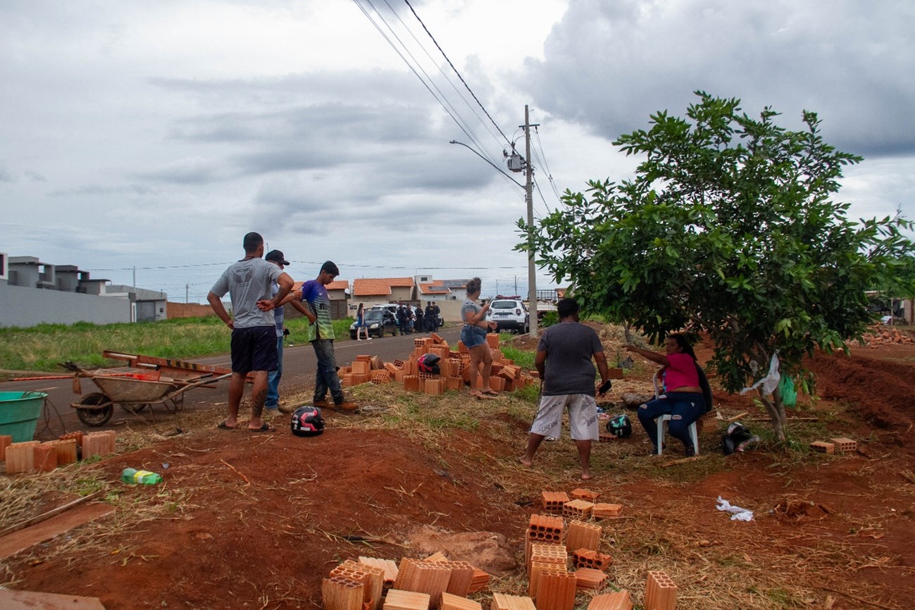 Famílias se reuniram próxima a uma árvore que restou no terreno onde viviam. Foto: Tero Queiroz