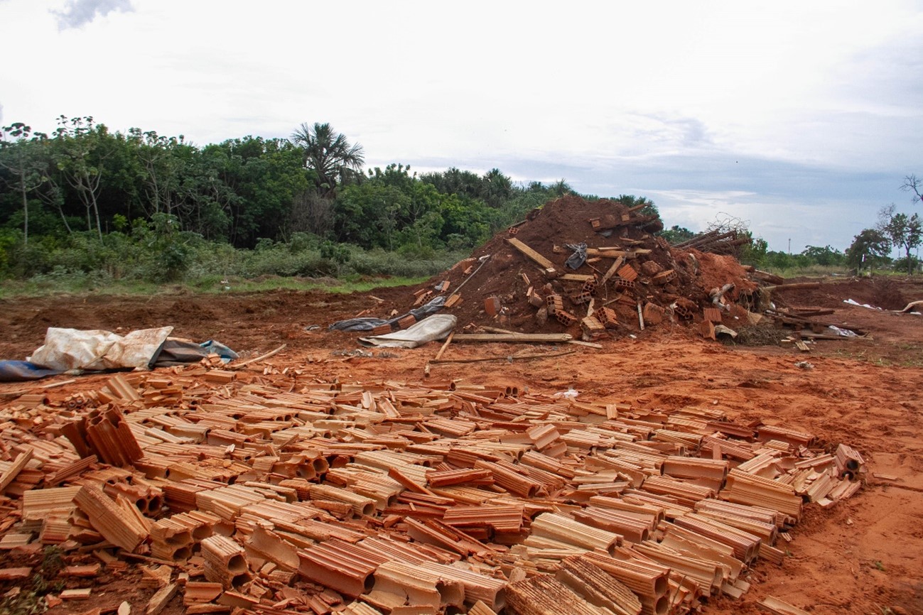 Após campanha em que prometeu ajudar comunidade, prefeitura em Campo Grande desabriga moradores sem aviso e passa patrolas sobre casas. Foto: Tero Queiroz