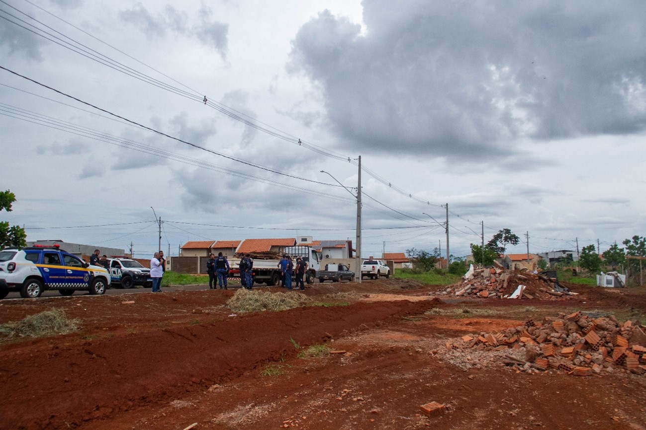 Do outro lado da rua, bairro de luxo pode ter ditado despejo à administração municipal. Foto: Tero Queiroz