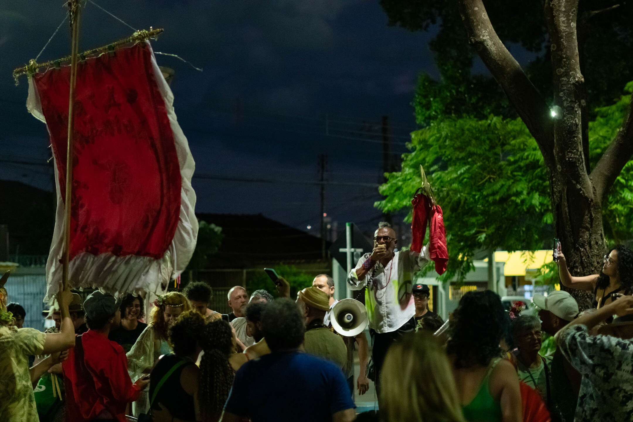 Fernando Cruz durante início do Cortejo Evoé, em frente ao Bar do Gibinha, na Orla Morena. Foto: Tero Queiroz