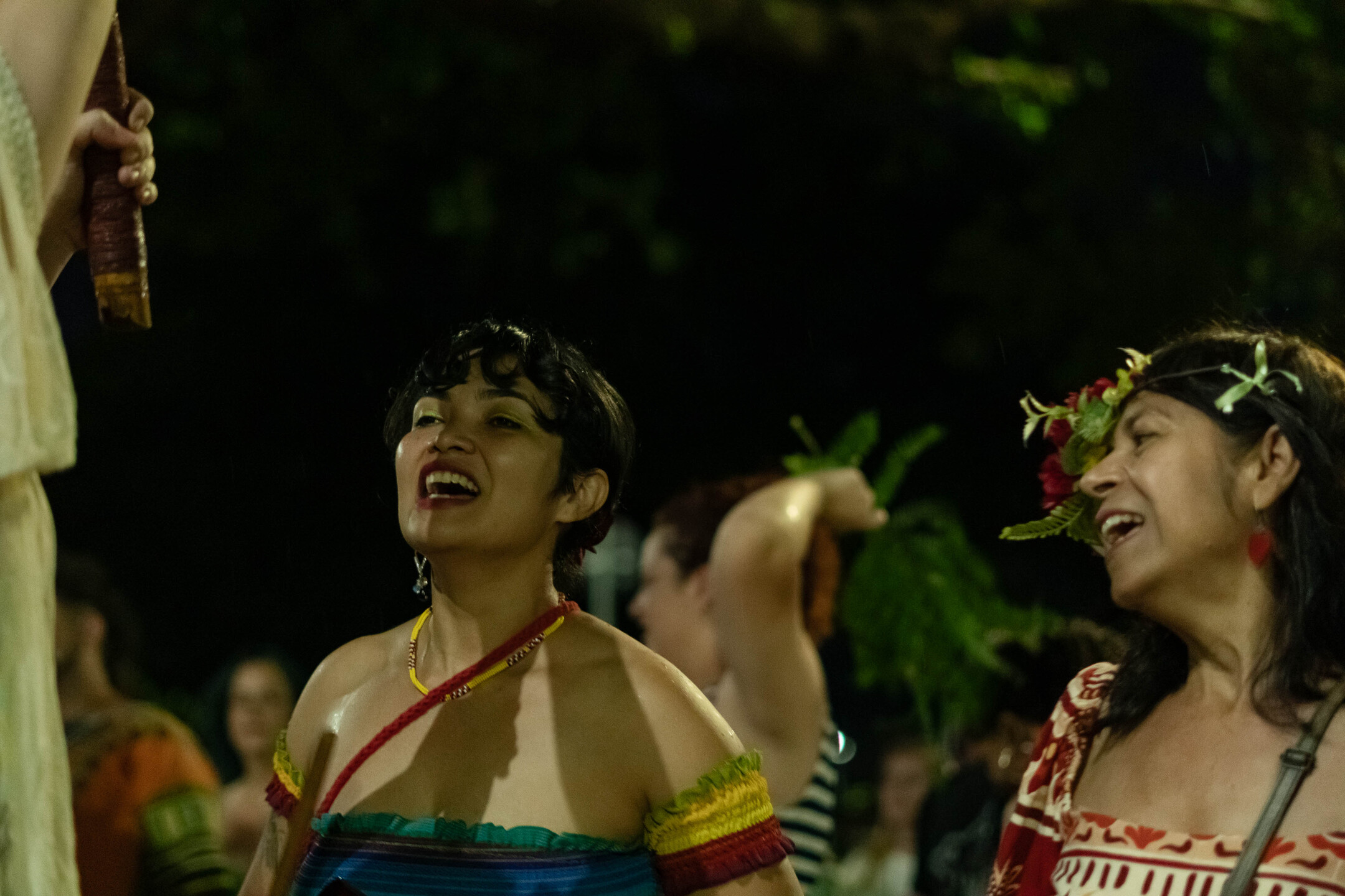 Ariela Barreto à esquerda, durante o Cortejo Evoé. Foto: Tero Queiroz 