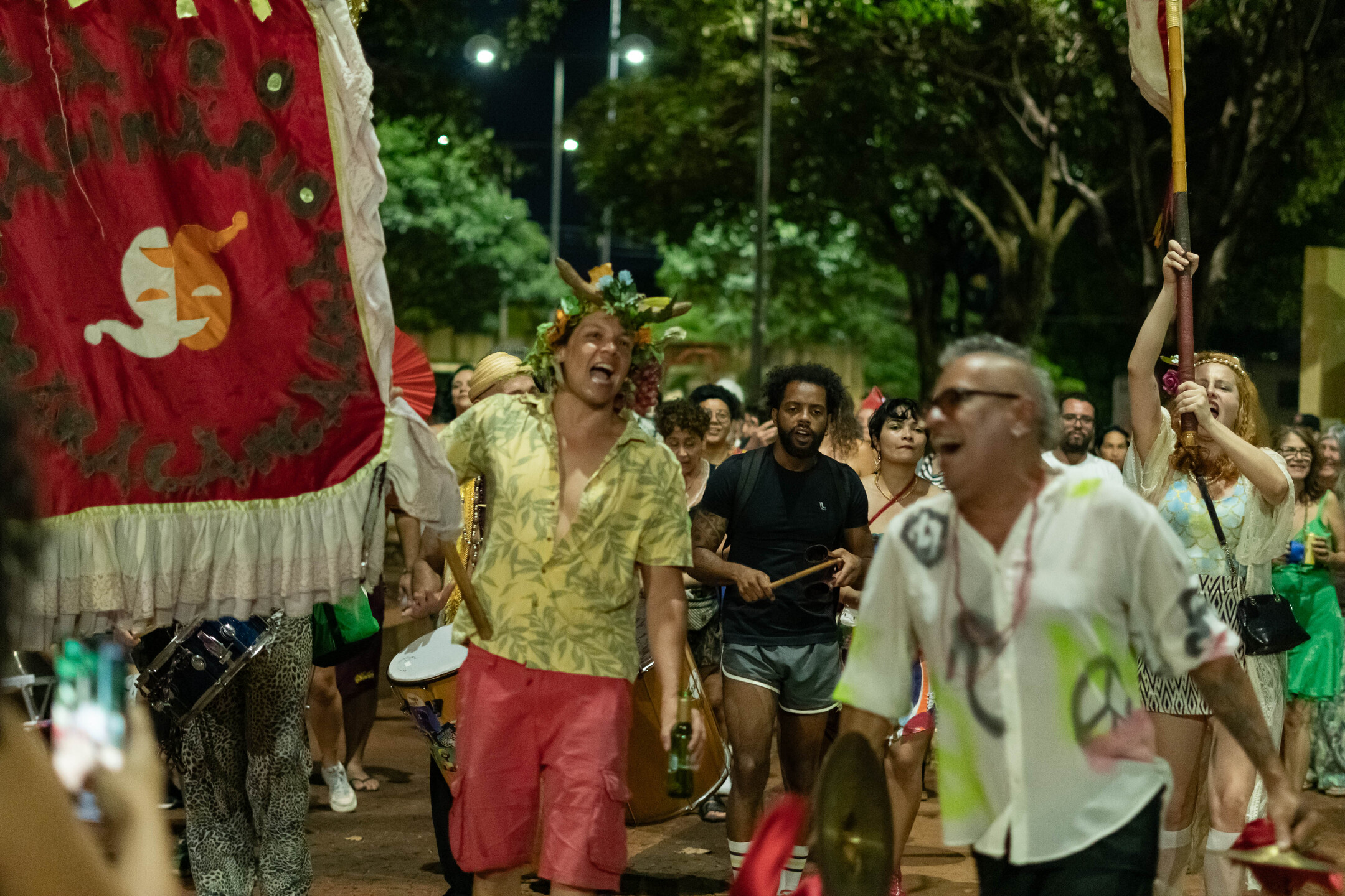 Cortejo Evoé foi aberto ao público, e engrossado ao longo do trajeto. Foto: Tero Queiroz