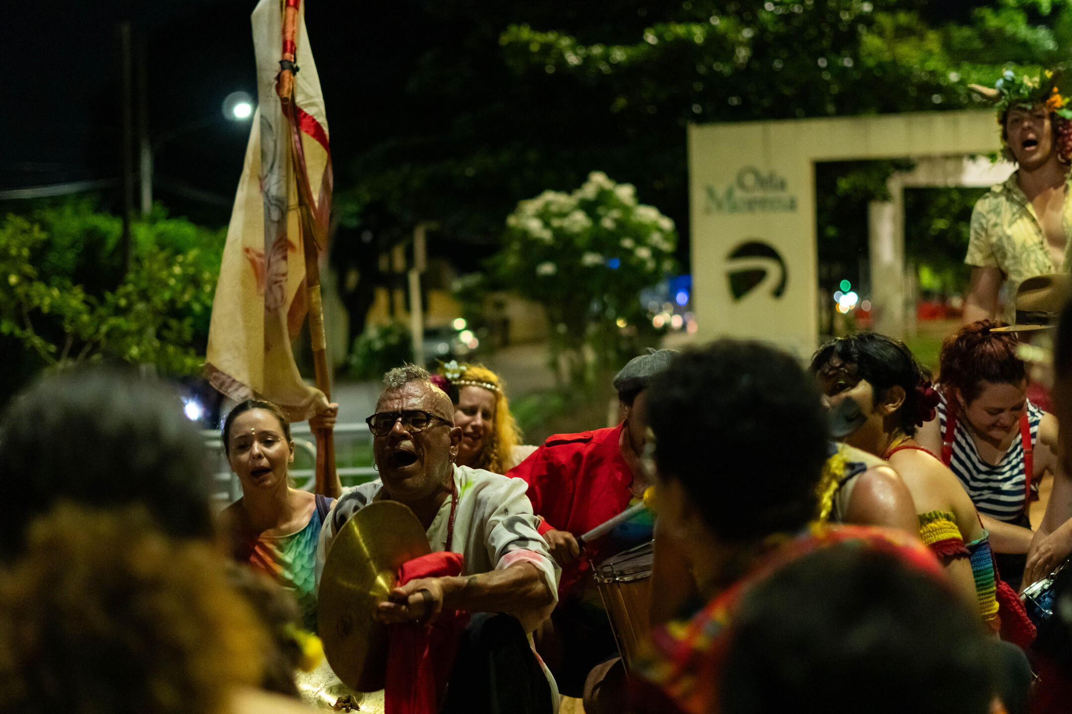 Teatro Imaginário Maracangalha durante o Cortejo Evoé, na Orla Morena. Foto: Tero Queiroz