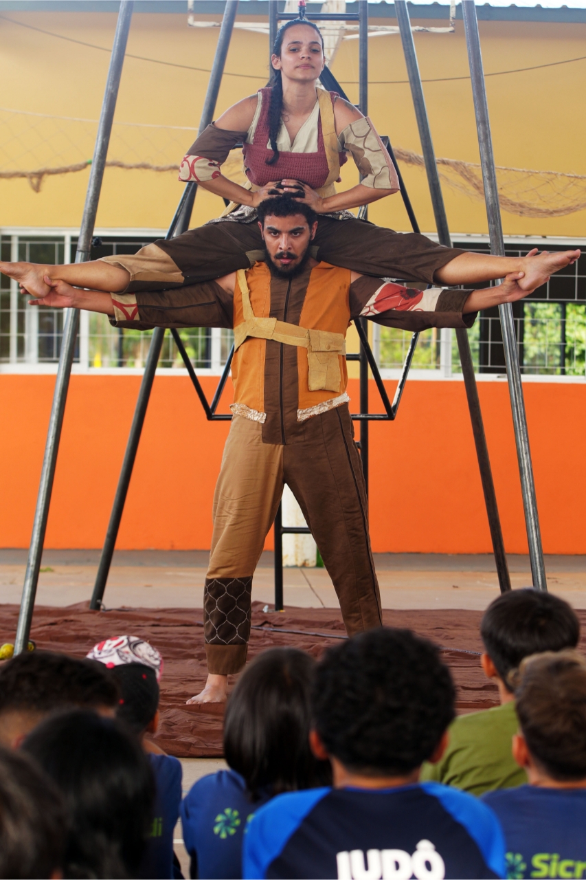 Performance teatral e circense estão de maneira híbrida em Terra Brava. Foto: Antônio Lopes