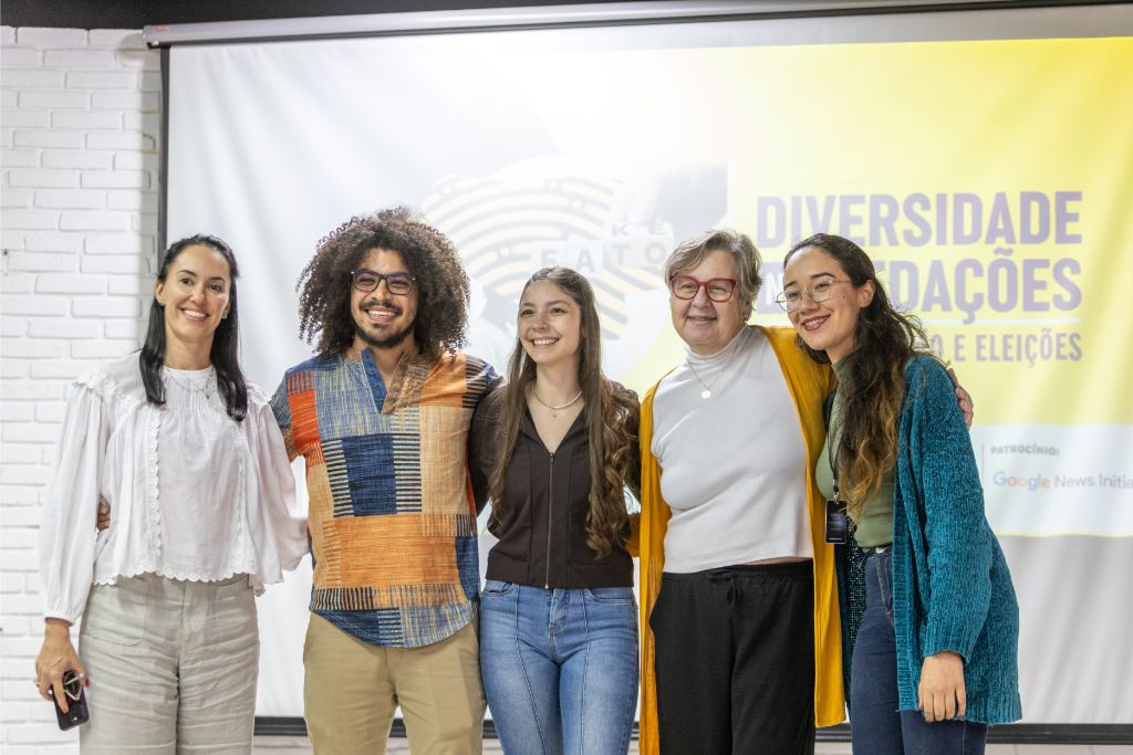 A equipe do TeatrineTV, Tero Queiroz e Alyadna Freitas, Camila Zanin, a coordenadora Laura e a professora Tais da UFMS. Foto: Holofote Estúdio - Jéssica Kawaminami e Henrique Kawaminami 