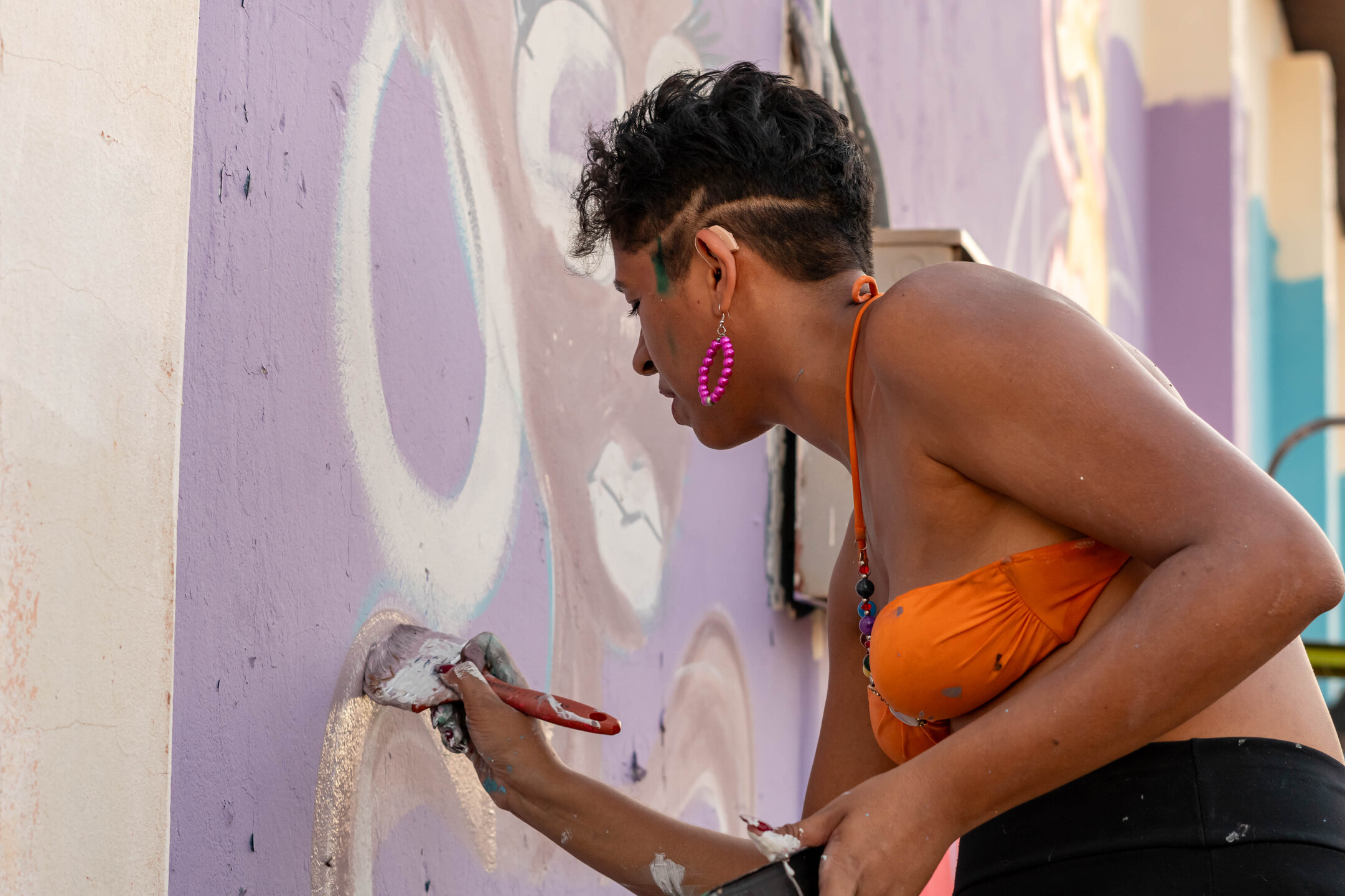 Érika durante desenvolvimento da obra na parede da associação. Foto: Tero Queiroz