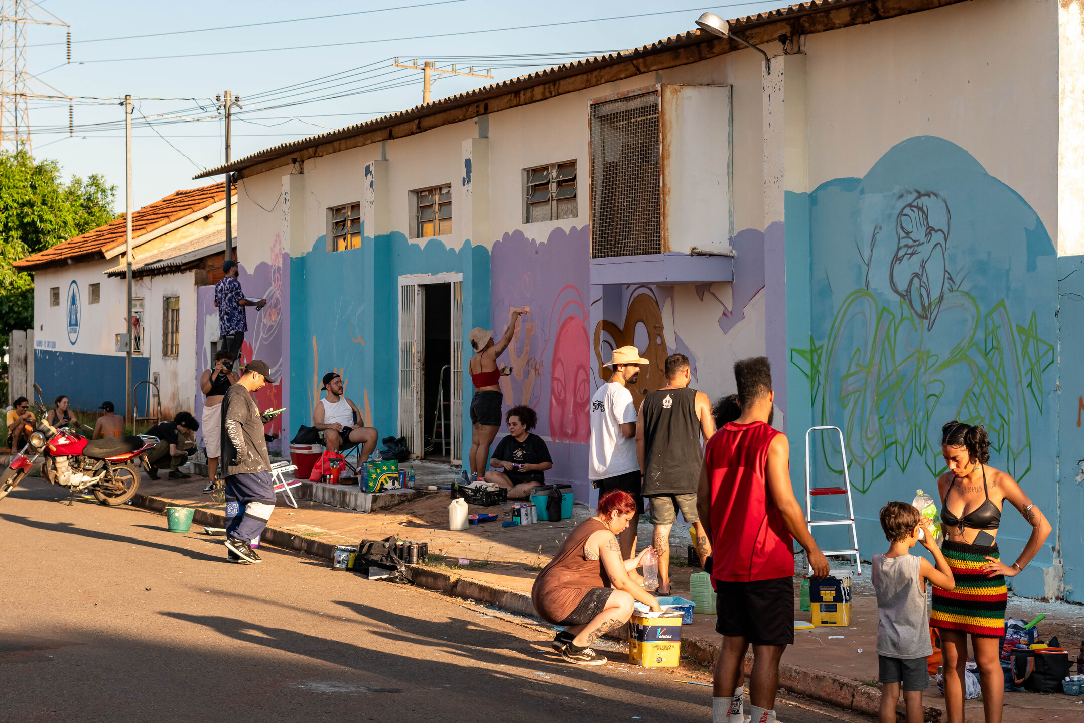 Esboços começavam a dar vida aos muros da Associação de Moradores do Santo Eugênia. Foto: Tero Queiroz