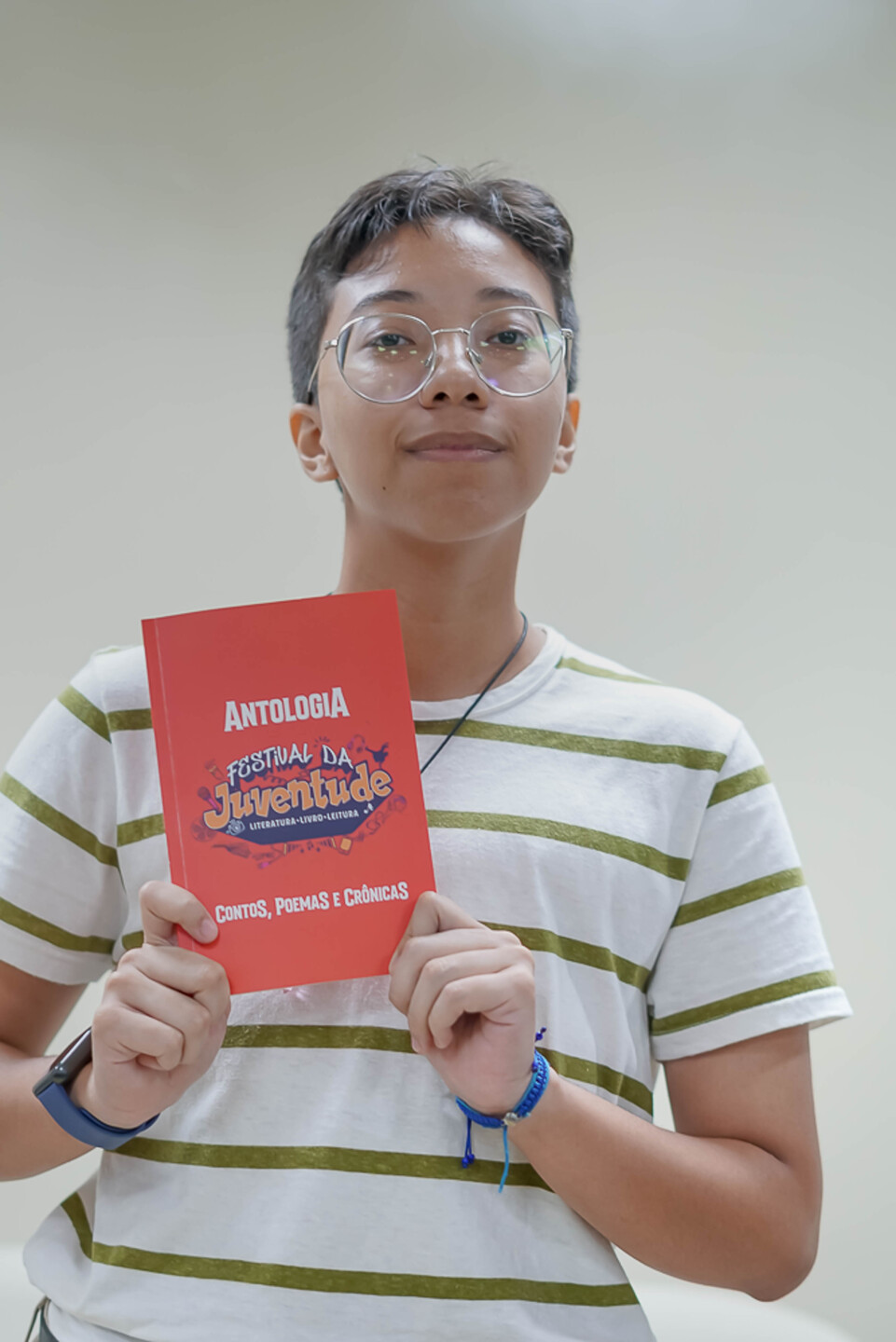 Nicholas feliz com seu primeiro livro nas mãos. Foto: Tero Queiroz