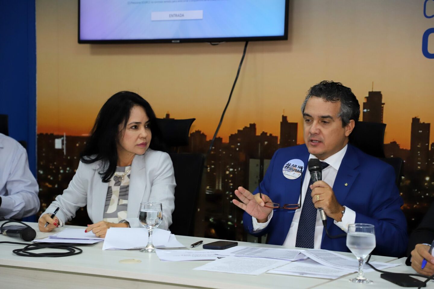 Vereador Landmark ao microfone. O legislador questionou: 'Se há lucros, por que não estão investindo nas pessoas?', dirigindo-se a Márcia Hokama. Foto: Izaias Medeiros.