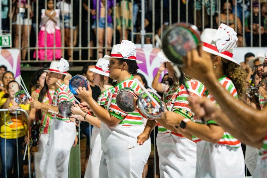 Bateria campeã é composta por ritmistas de várias idades. Foto: Tero Queiroz