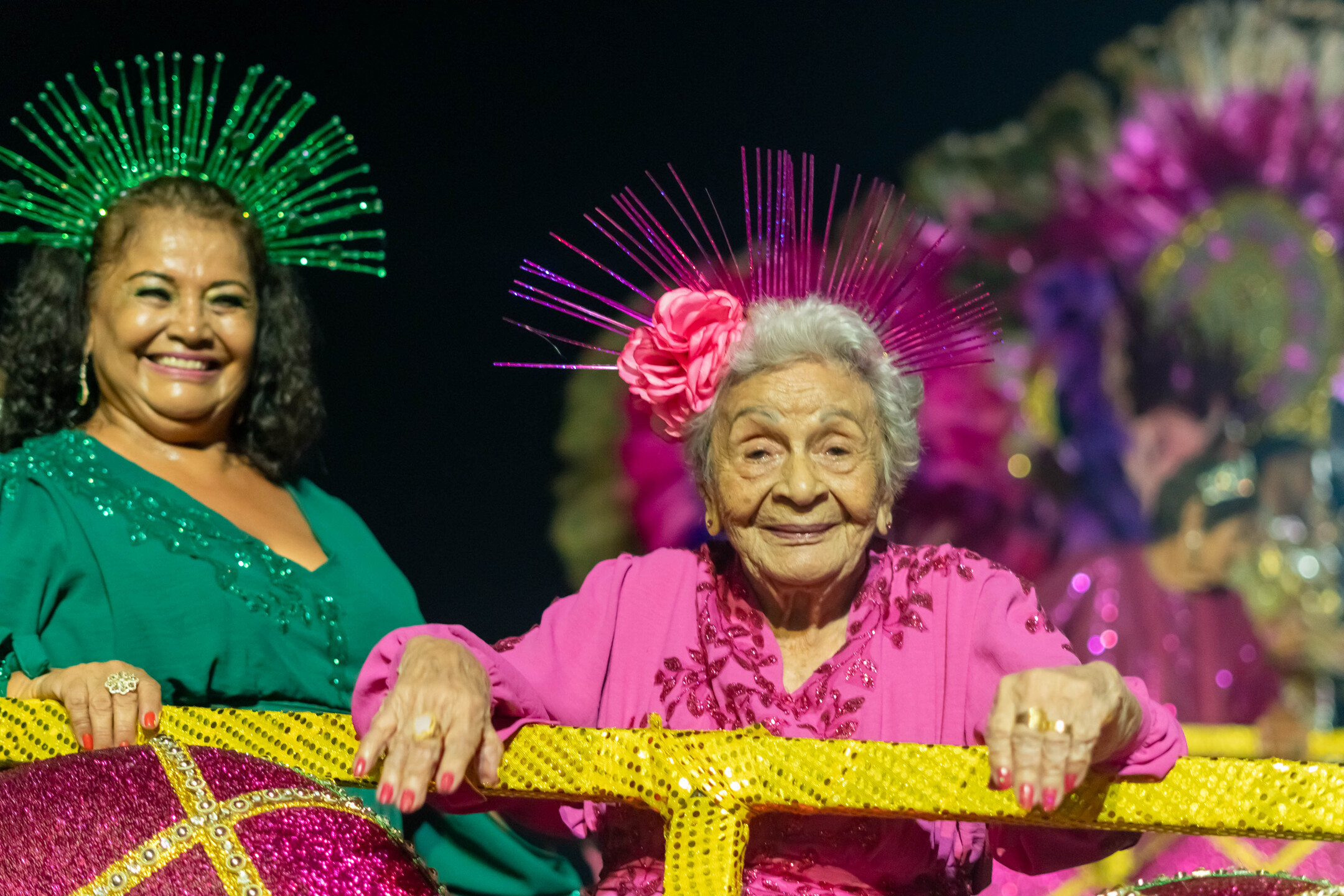 Maria de Lurdes, a Lurdeca, de 902 anos ainda sobre o carro alegórico ao final do desfile da escola de Samba Vila Carvalho. Foto: Tero Queiroz 