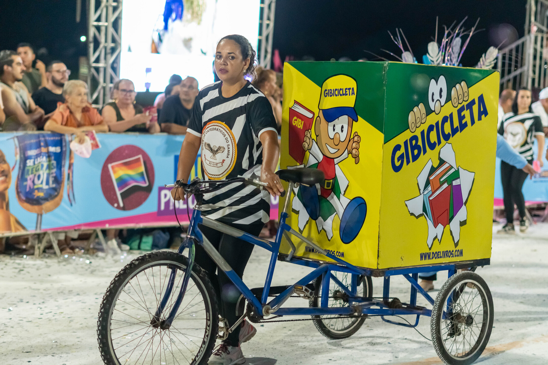 Inicialmente, o projeto funcionava em uma bicicleta; atualmente, ocorre em uma van. Foto: Tero Queiroz