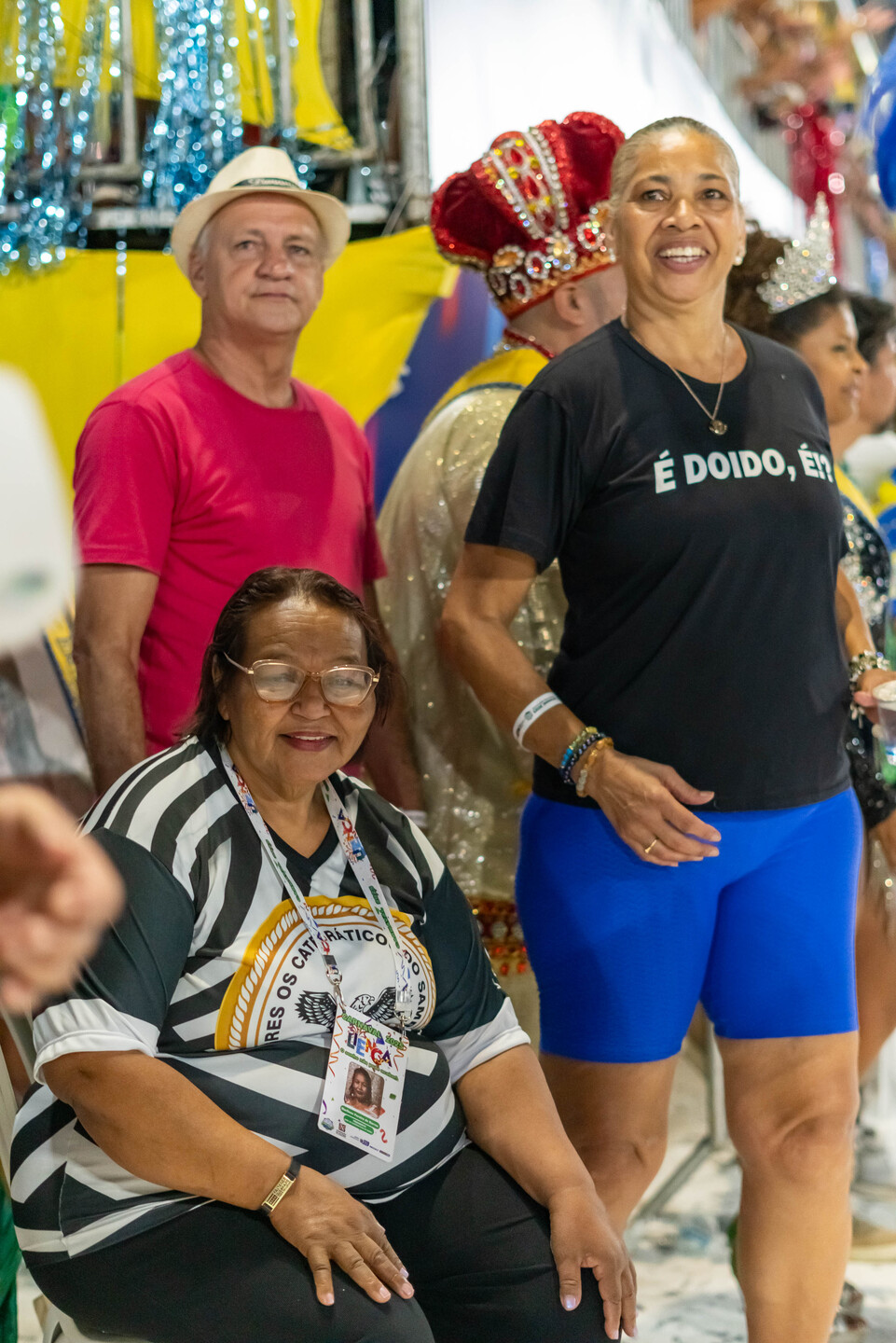 Marilena acompanhou o desfile ao lado do sambódromo (está usando camiseta da agremiação). Foto: Tero Queiroz