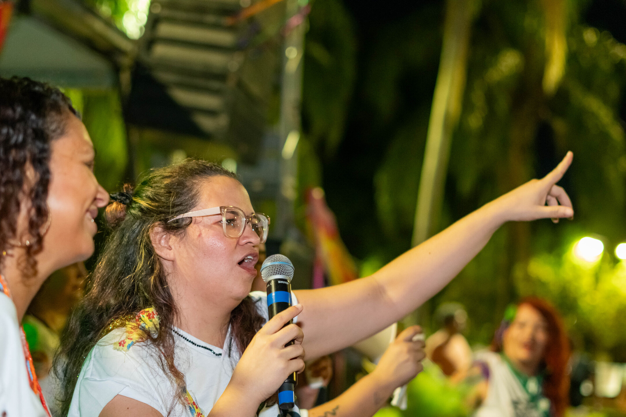 Camila Costa ao microfone durante o ato 'Enterrando o Patriarcado'. Foto: Tero Queiroz 