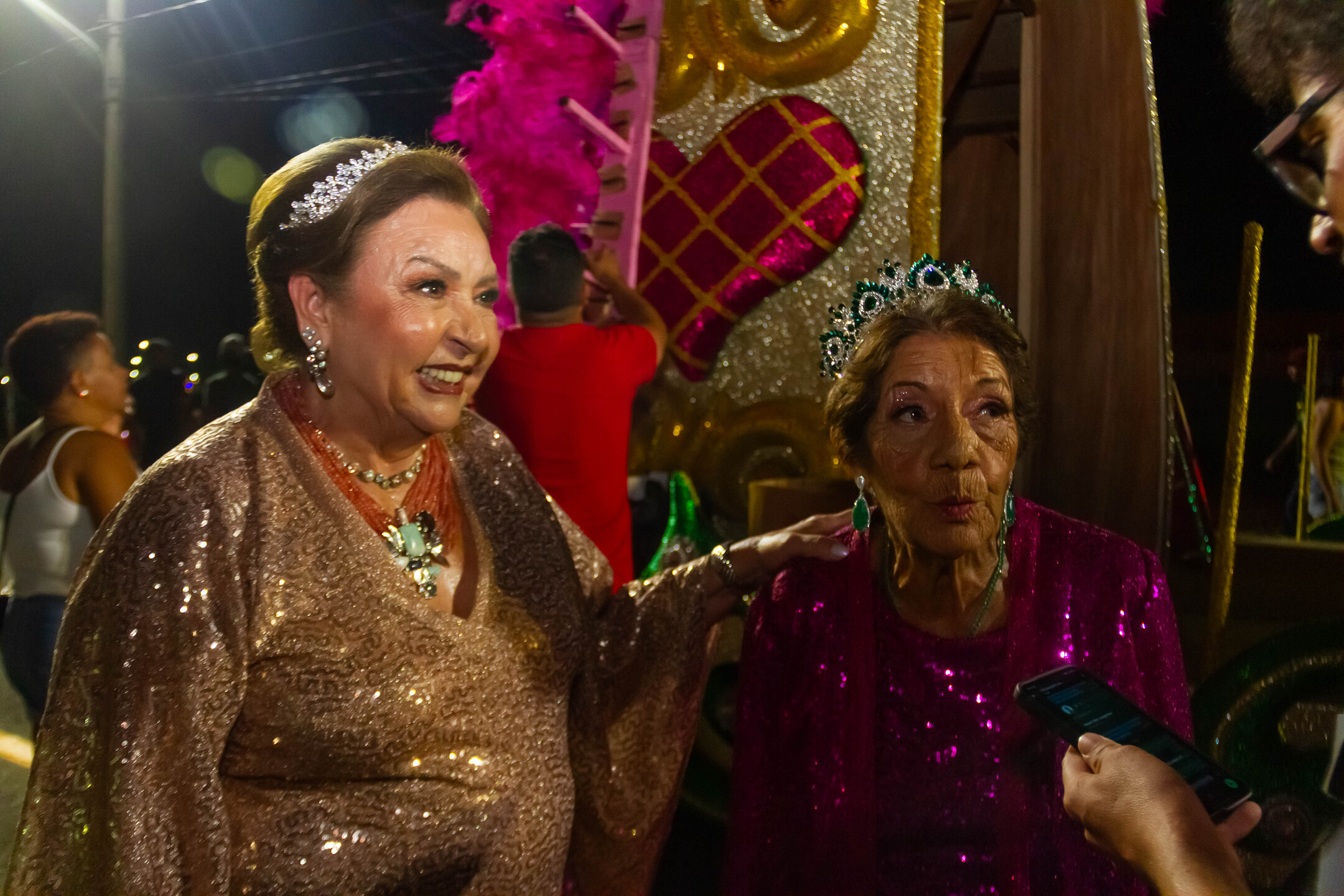 A esquerda, Maura e e a homenageada Inêz. Foto: Aly Freitas