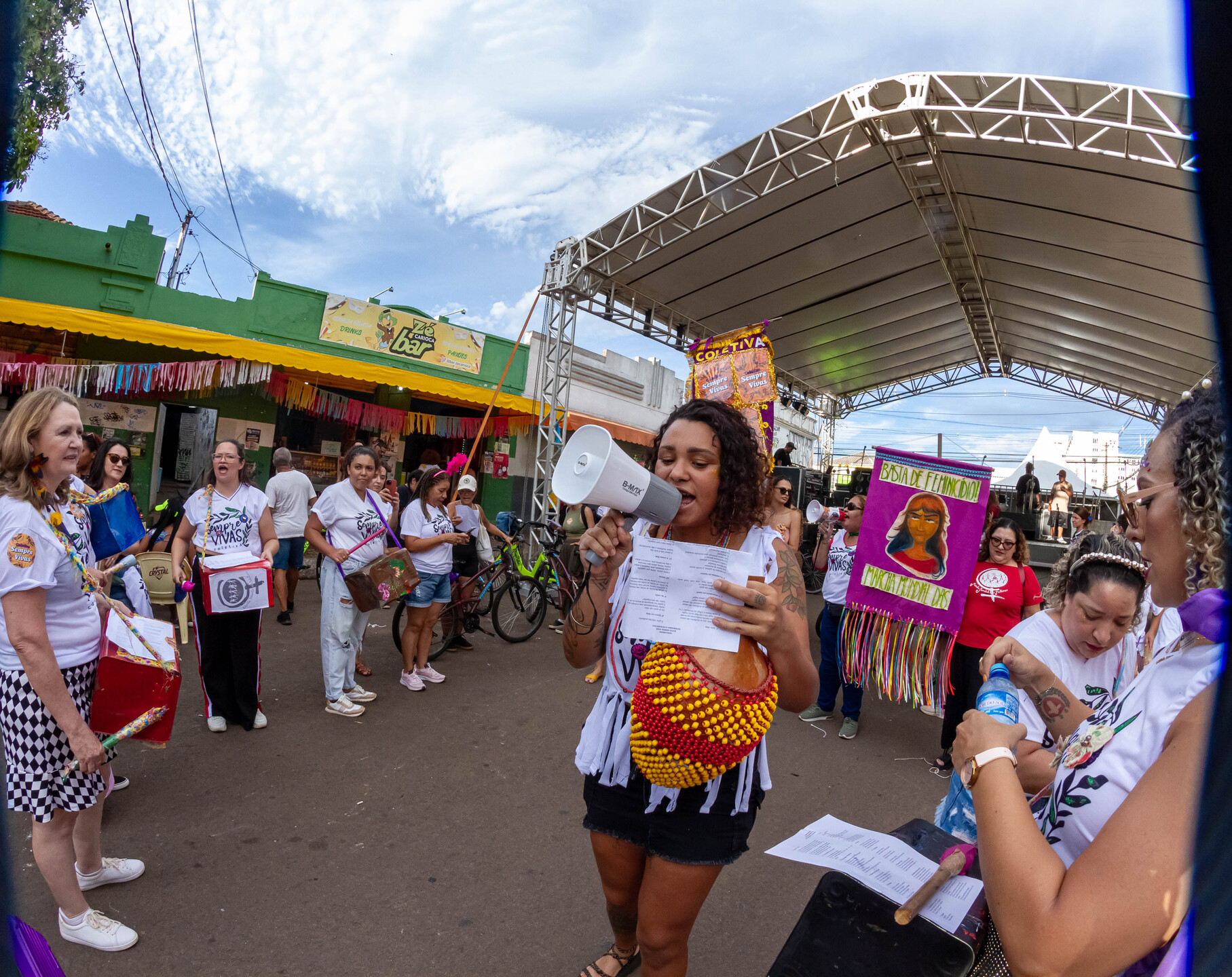 Bruna durante o ato 'Enterrando o Patriarcado'. Foto: Reprodução