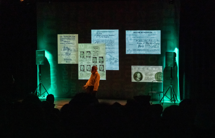 Espetáculo apresenta dados que evidenciam as imposições da sociedade racista na época de Lima Barreto. Foto: Tero Queiroz