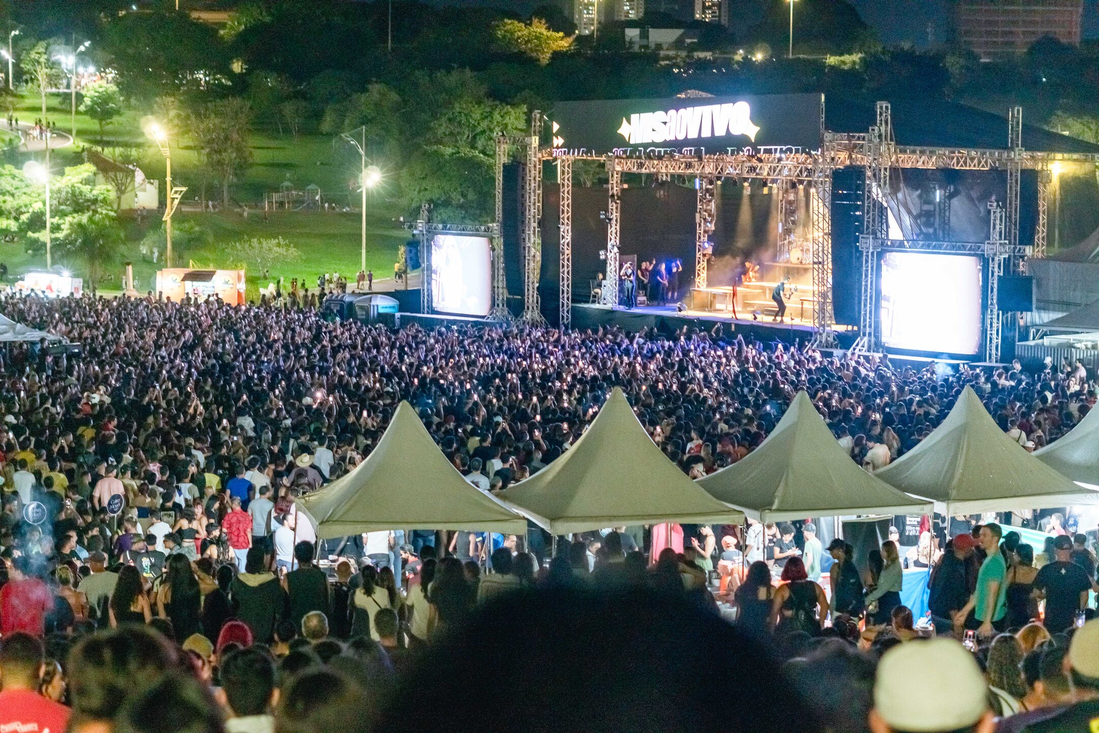 Público ocupou todo o arredor da logoa no Parque dos Poderes, onde o placo do MS Ao Vivo foi montado. Foto: Tero Queiroz