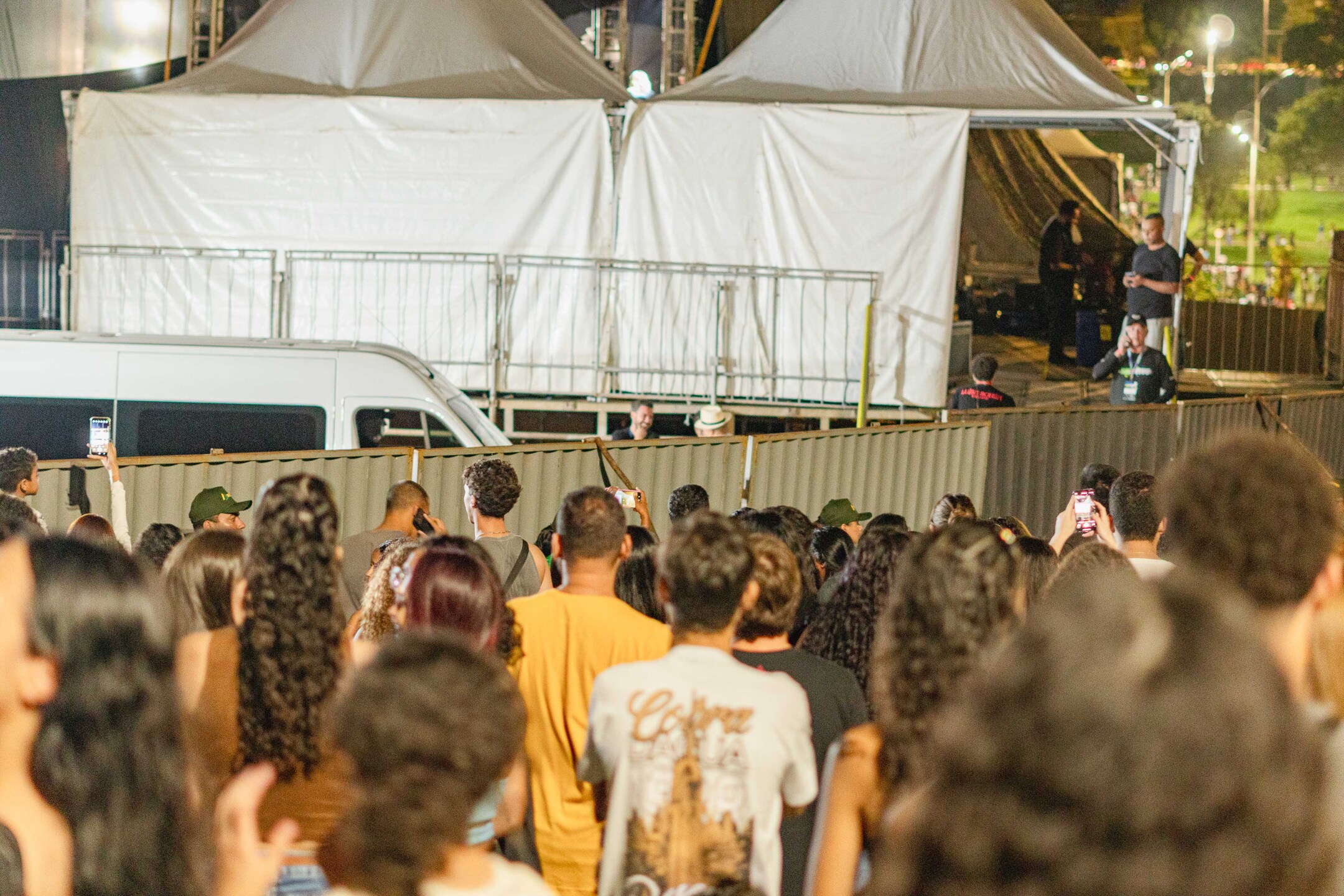 Fãs se reuniram nos fundos do palco na busca da atenção da artista, que foi embora sem atendê-los, apesar de ter sido paga como recursos públicos. Foto: Tero Queiroz