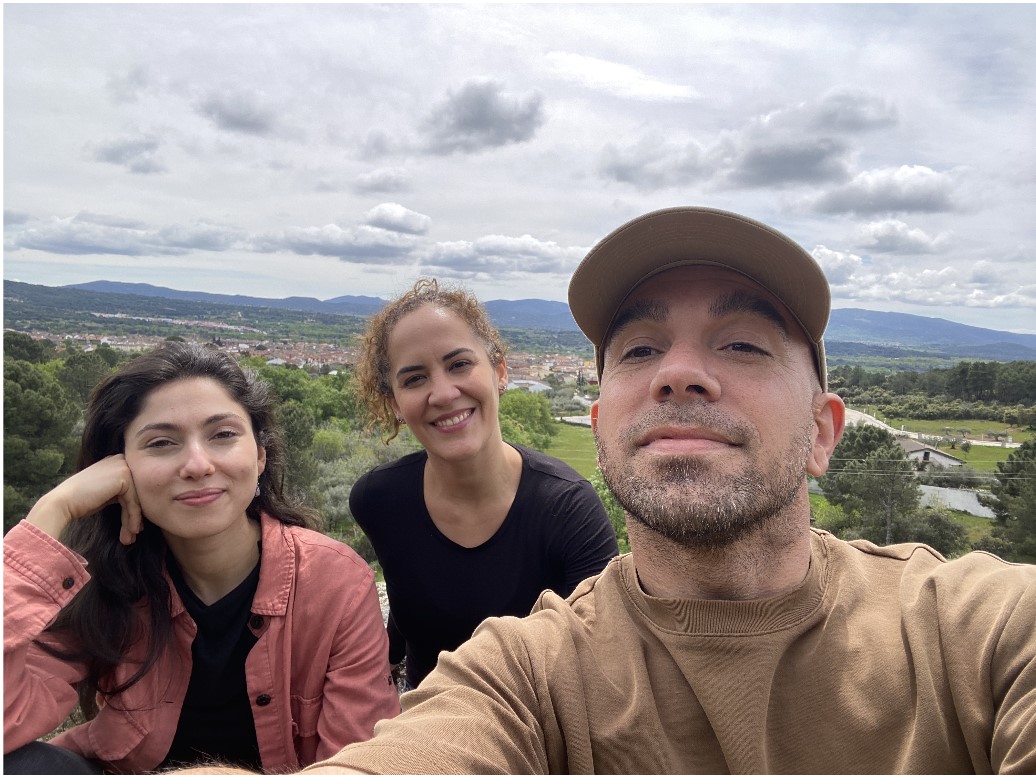 Nathalia, Luiza e o fotógrafo Derek Pedrós durante o ensaio em um mirante no alto de uma montanha, em Sotillo de La Adrada.