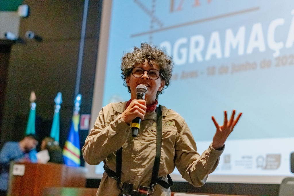 Simone Mamede durante apresentação dos filmes premiados no Cine Aves 2025. Foto: Tero Queiroz