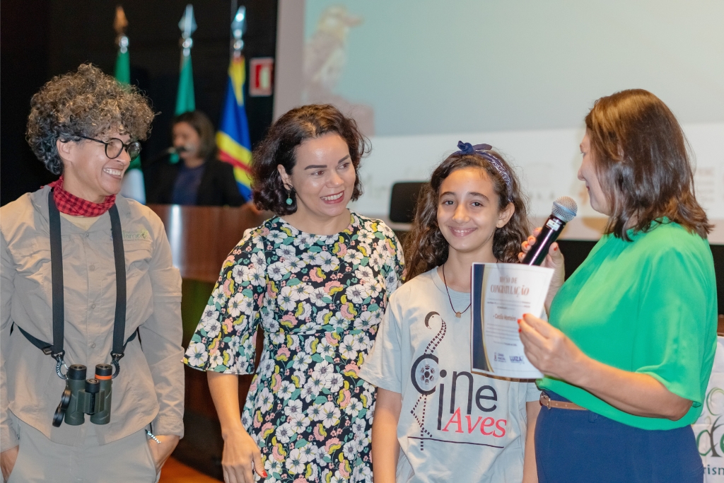 Cecília, de 10 anos, recebeu uma congratulação da Câmara Municipal de Campo Grande (MS), entregue pela vereadora Luiza Ribeiro durante a cerimônia do Cine Aves. Foto: Tero Queiroz