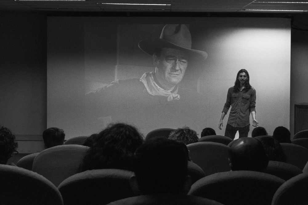 João Pelosi durante sessão do Cineclube da Boca. Foto: Arquivo