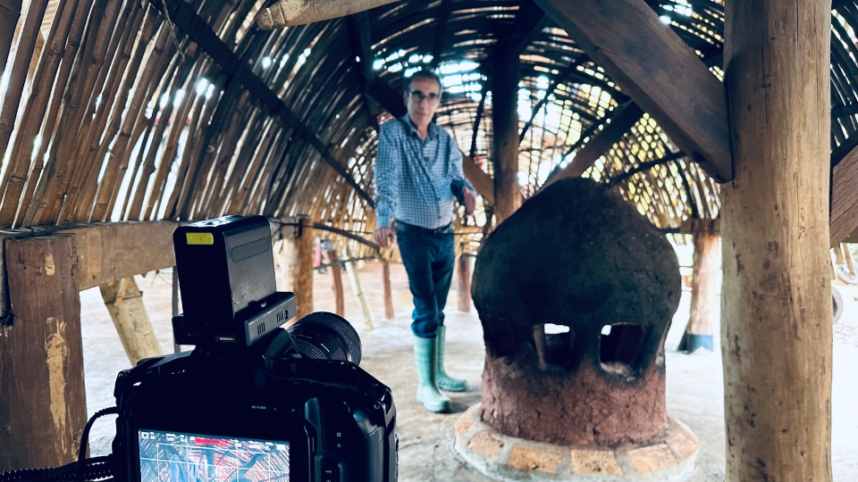 Filmagens dentro de um barbaquá, estrutura tradicional usada para secar a erva-mate com o calor da fumaça. Foto: Reprodução Filmagens dentro de um barbaquá, estrutura tradicional usada para secar a erva-mate com o calor da fumaça. Foto: Reprodução