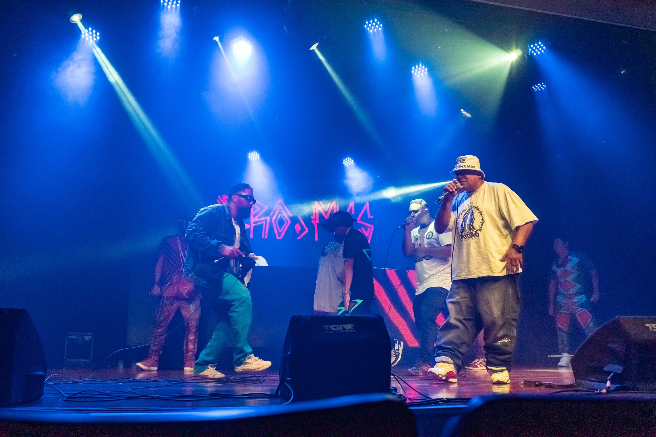 Falange da Rima no palco: à direita, Flynt; ao fundo, Jhon Geral; e à esquerda, Mano Clay. Eles se apresentavam, na ocasião, com os Brô MC's. Foto: Tero Queiroz.