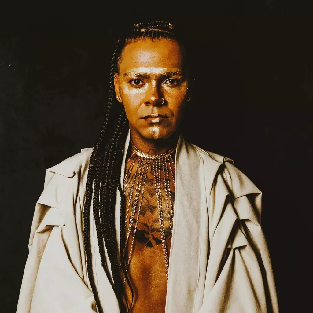 O cantor Silveira Soul apresenta o show AfroAfetos.