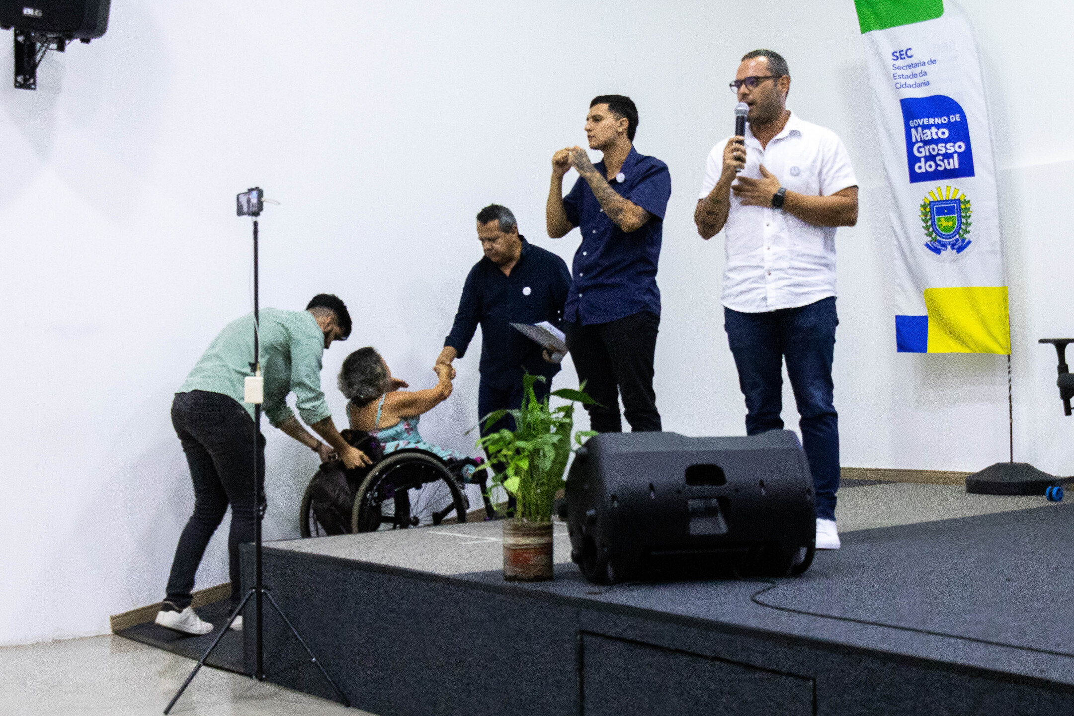 Mirella recebeu ajuda para subir a rampa e durante sua fala, ela denunciou por falta de acessibilidade, já que não conseguiu chegar ao palco sozinha devido à inclinação inadequada. Foto: Henrique Kawaminami