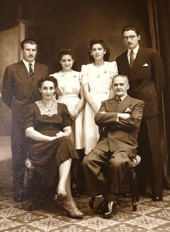 Família SImões Corrêa. Margarida é a jovem à direita.